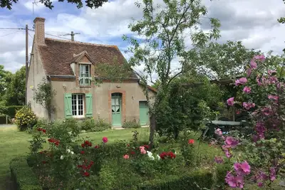 Image de Maison typique Solognote rénovée dans un cadre fleuri et arboré