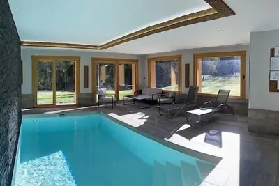 Image de Chalet avec piscine privée intérieure & sauna dans écrin de nature proche ski