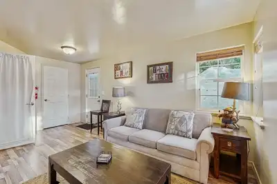 Image de Charmante maison de campagne avec terrasse, cour et foyer - à pied du lac et du centre-ville