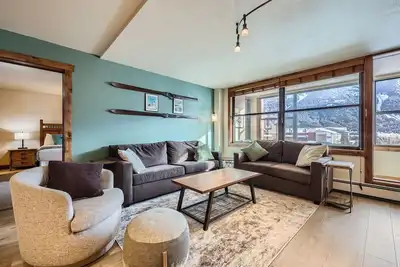 Image de Unité de coin récemment rénovée et propre et vue sur la montagne dans le ♥ de Central Village!