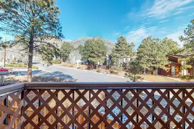 Image de Cuisine complète et balcons avec vue sur le mont. Elden - près de la ville