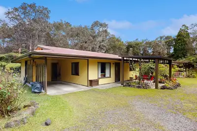 Image de Propriété sereine avec promenade dans la nature, lieu de méditation et jardins