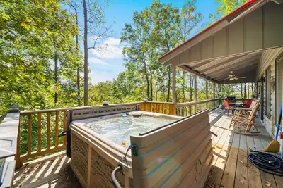 Image de Cabine pour chien avec cheminée, barbecue à gaz et vue sur la montagne!