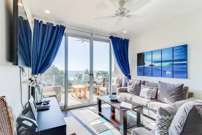 Image de Appartement moderne avec vue magnifique sur la mer, balcon et piscine partagée - 100 m de la plage!