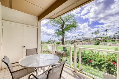 Image de Condo sur le parcours de golf avec vue sur la mer, véranda et piscine partagée / bain à remous!