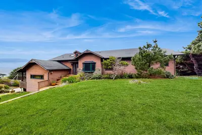 Image de Vue sur l'océan à la maison avec WiFi gratuit, bain à remous et accès à la plage proche!