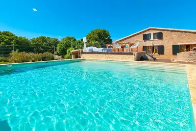 Image de villa de designer avec un jacuzzi extérieur, jardins, piscine, à 150 m de la plage, Wifi