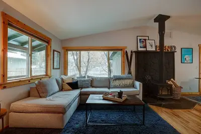 Image de Bungalow Calme Dans un Emplacement Parfait. Marchez Vers Old Mill, River and Trails. Foyer, Wifi, Confidentialité