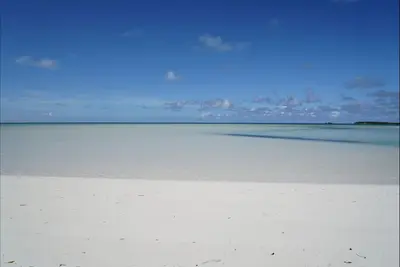 Image de Salt Life - 1 lit, 1 salle de bain avec voiturette de golf. 1 minute de la plage