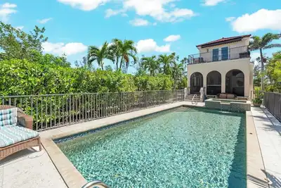 Image de Castle By The Sea: Accueil exquis et luxueux sur la plage avec vue sur le lac!