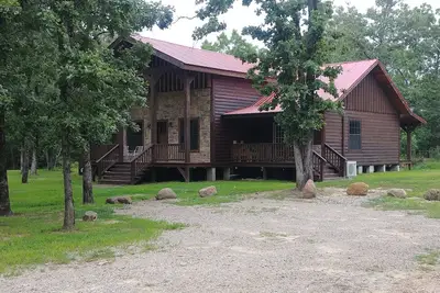 Image de Log House unique nichée dans les bois près de Billy Creek.