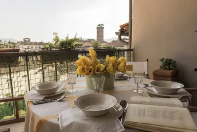 Image de 135 m² Élégant et Caractéristique app Dans le Centre Historique de Lucques Avec Terrasse