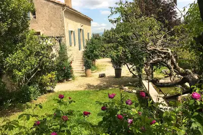 Image de Magnanerie de charme avec piscine et terrain de pétanque dans un cadre idyllique