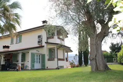 Propriété de 130m2 sur 3 niveaux avec jardin arboré, proche plages ( 4km)