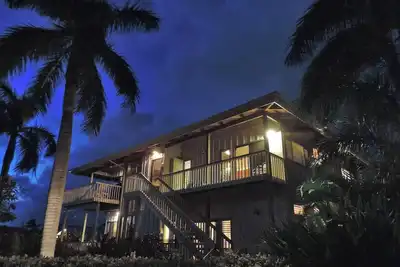 Image de Gérée par des professionnels Air Cond Jacuzzi Tub Walk à Sandy Poipu Beach