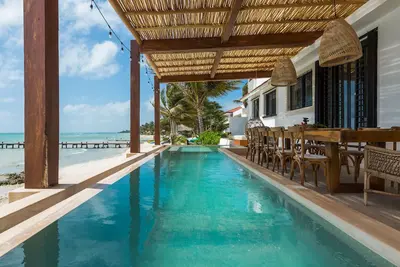 Image de Luxury Beachfront Villa  Includes 3 Pools, Wifi, Best Snorkeling & Kayaking Bay
