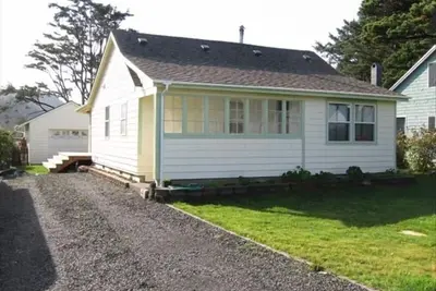 Image de Charmant bungalow rénové de 1922 au coeur du village de Yachats