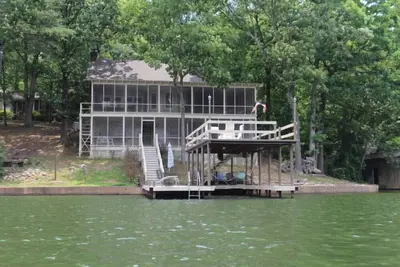 Image de Cabine au bord de l'eau / Eau propre / Sautez du haut / Espace pour grande famille / pĂŞche
