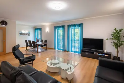 Image de Nouveau 2019 Jacaranda Apt. Frontline w / A / C, chauffage, caractéristiques de luxe. Licence 89195 / Al