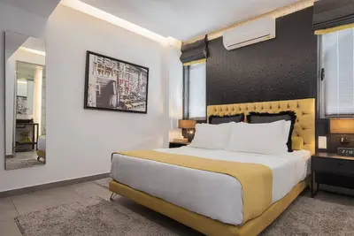 Image de Acropolis Élégant Condo, avec balcon spacieux, à côté du métro et de l'Acropole.