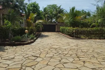 Image de La villa Kenda est une maison de vacances située à diani beasch 2. 3 km de