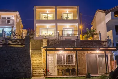 Image de Appartements de plage spécieux très bien situés à Alykes, directement sur la mer!