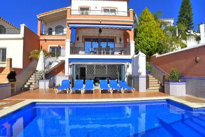 Image de Spacieuse villa pour dormir 10 personnes avec grande piscine privée.