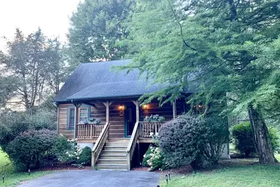 Image de Baird's Creek Cabin ~ Cabine confortable, près du golf, Creekside