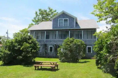 Image de 1930 Waterfront Cottage sur Tuttles point