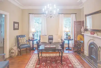 Image de Restez avec Lucky Savannah: Maison historique de 4 chambres avec 2 places de parking!