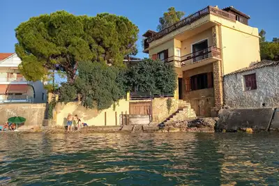 Image de Maison traditionnelle sur la vague de la mer
