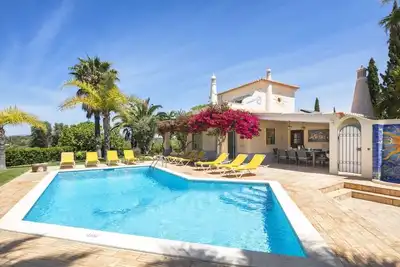 Image de Villa de luxe avec piscine privée et beau jardin paysager à Gramacho Golf,
