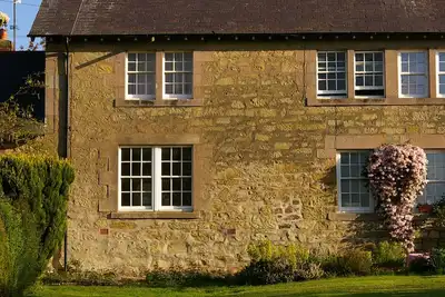 Image de Rénové avec goût, idéalement situé chalet pour une halte paisible ou actif.