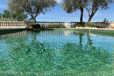 Paisible avec une vue imprenable et une piscine d'eau salée chauffée nr Valbonne et Mougins