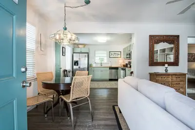 Image de Coastal Cottage sur Shem Creek - Près de Sullivans Island et Centre-ville