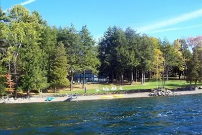 Image de Maine Lake Compound trois maisons sur le lac