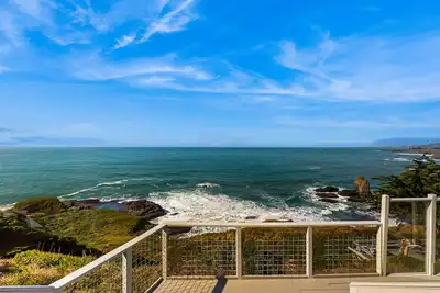 Image de Vue sur l'océan à la maison avec bain à remous privé, cheminée et proche de la ville!