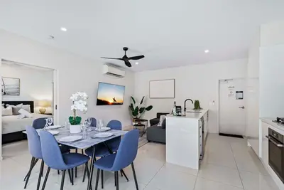 Image de Superbe unité neuve au rez-de-chaussée avec grande cour pour 4 personnes