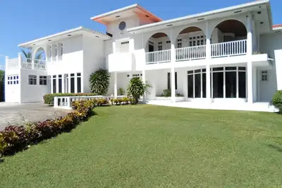Image de Belle villa avec grande piscine, jacuzzi et plage privée