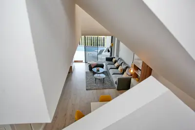 Image de Designhouse avec piscine privée, directement sur le parcours de golf