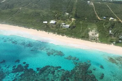 Image de Maison en bord de mer privée et isolée sur la plage de sable rose déserte
