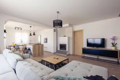 Appartement Karlo avec piscine ***