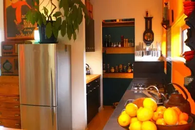 Image de Spacieux! Moderne! Froussard! Détendez-vous dans un style rétro. À pied de la plage, des cafés, des magasins. . .