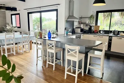 Image de Une lumineuse maison en bois au Pays des Abers, proche des plages de sable fin.