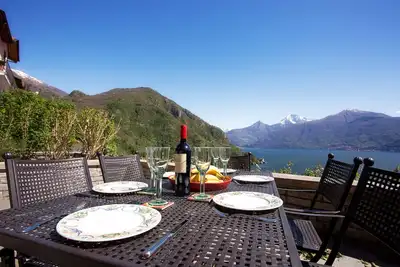 Image de Appartement Bella Vista Belvedere Ă Menaggio. Accueil piscine vue lac.
