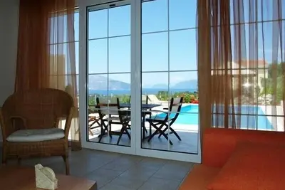 Image de Moderne villa confortable avec piscine privée et vue imprenable