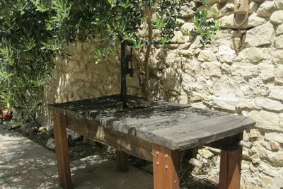 Image de Vieux de 200 ans, grande maison de ville avec terrasse romantique
