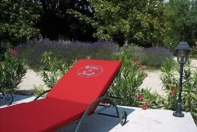 Image de Bastide provençale de 1850 avec piscine à débordement au sel