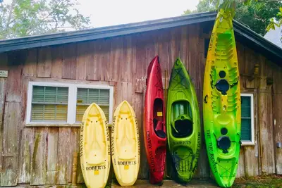 Image de Cabine Sur la rivière Weeki Wachee, des kayaks pour la famille et un canoë!