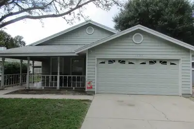 Image de Cette maison de Mt Dora est prête pour vous! Cheminée / Balançoire avant / Internet